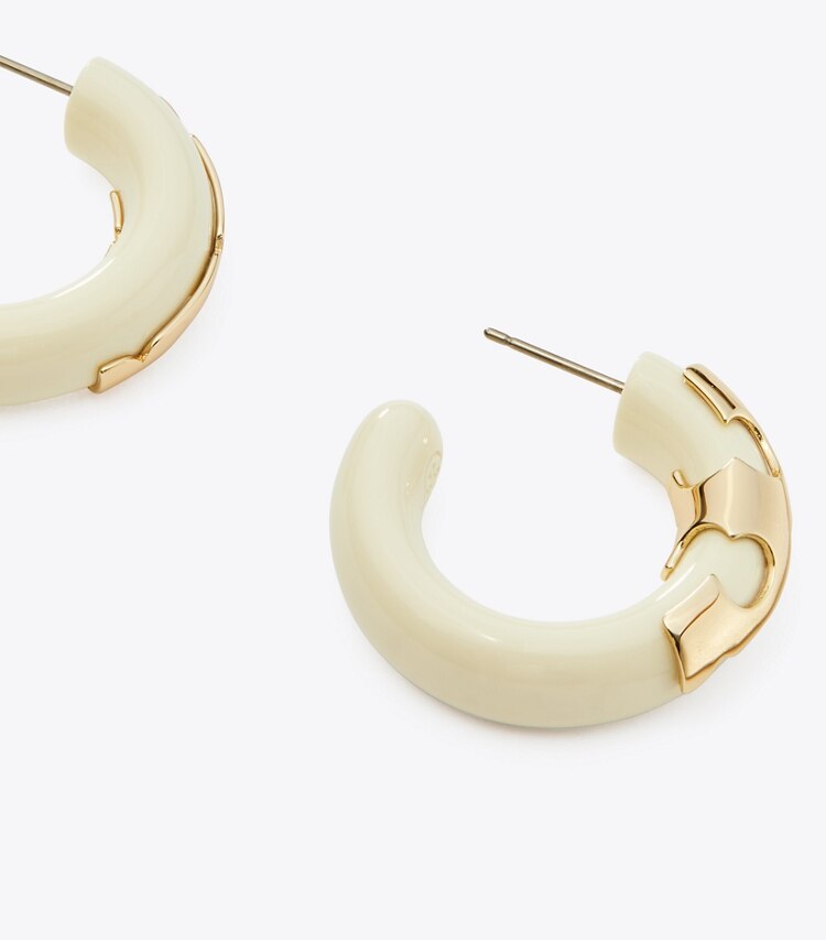 Tory Burch diseñador aretes Aros tipo argolla de resina en Tory Gold / Cream detalle