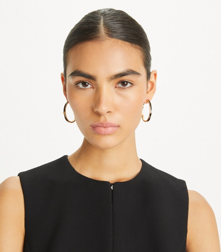 Tory Burch diseñador aretes Aros tipo argolla esmaltada Icon en Tory Gold / New Ivory accesorio en modelo