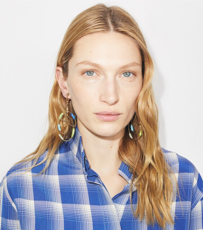 Tory Burch diseñador aretes Aros tipo argolla Runway Swirl en GOLD accesorio en modelo