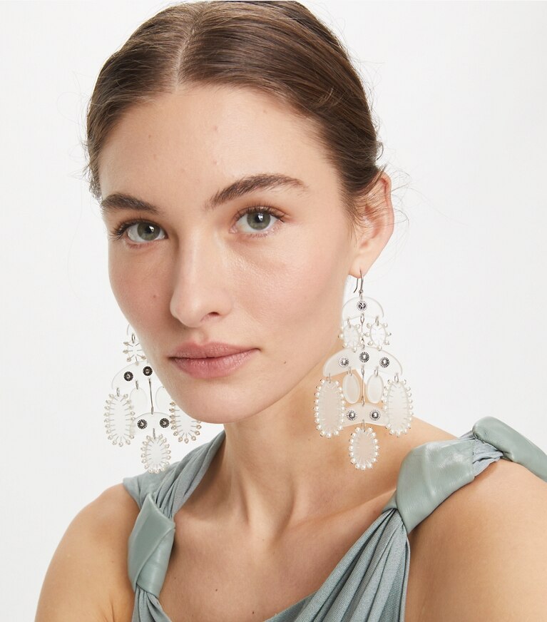 Tory Burch diseñador aretes Aros tipo candelabro con cuentas abstractas en Antique Tory Silver / Multi accesorio en modelo