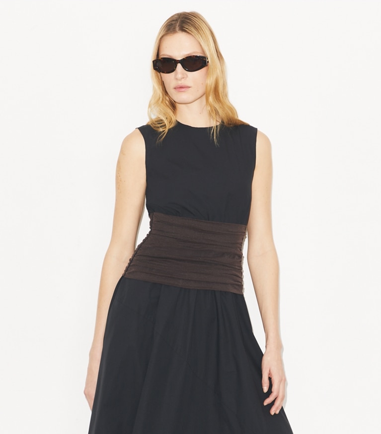 Tory Burch designer kleider Asymmetrisches Baumwollkleid in Black on model detail