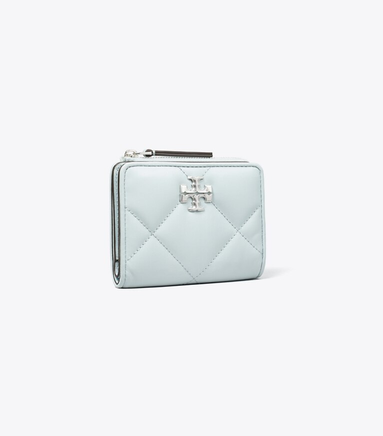 Tory Burch designer geldbörsen Aufklappbare Kira Geldbörse mit Chevronmuster und Rautensteppung in Ice Blue angle