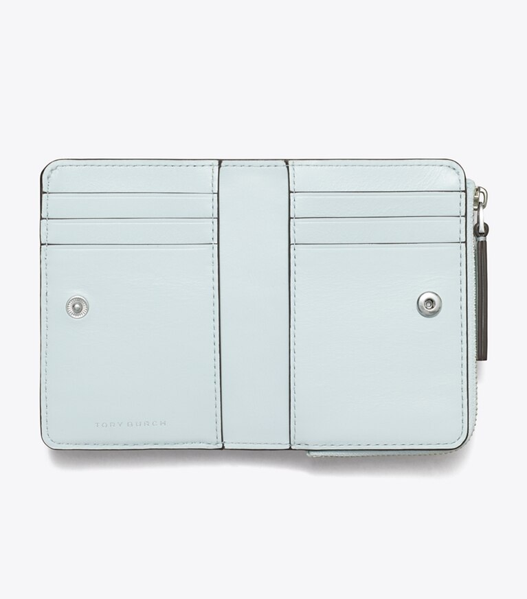 Tory Burch designer geldbörsen Aufklappbare Kira Geldbörse mit Chevronmuster und Rautensteppung in Ice Blue angle
