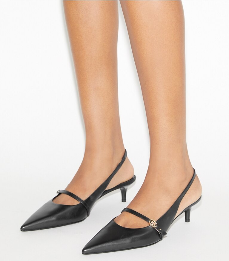 Tory Burch designer escarpins Babies à bride arrière avec boucle Double T in PERFECT BLACK / PERFECT BLACK accessory on model