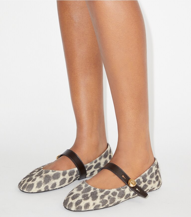 Tory Burch designer mocassins Babies Romy in CHEETAH SPOTS accessory on model