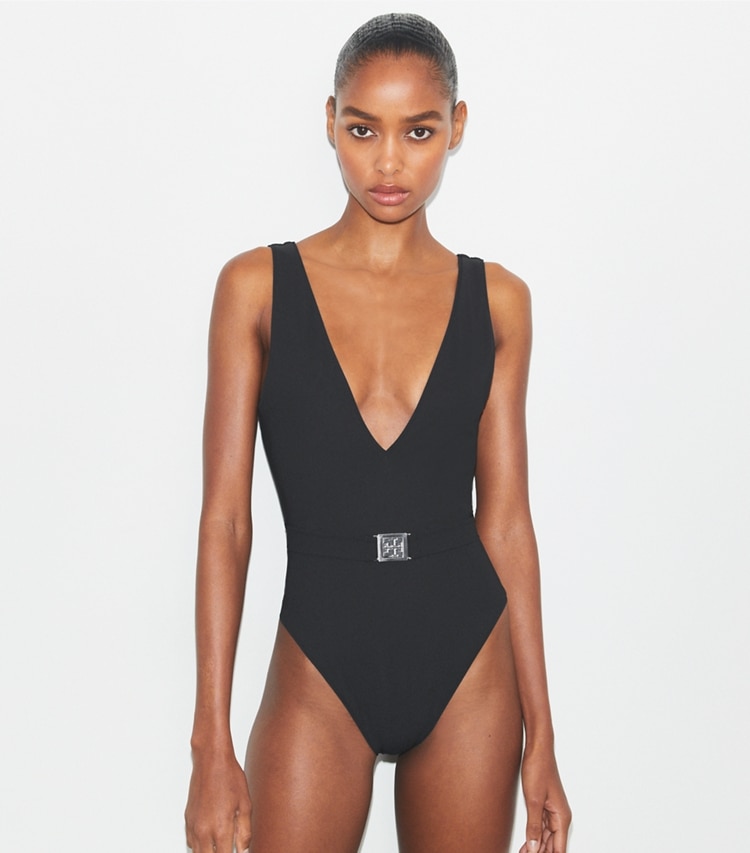 Tory Burch designer badeanzüge Badeanzug mit Gürtel und Logo in Black on model detail