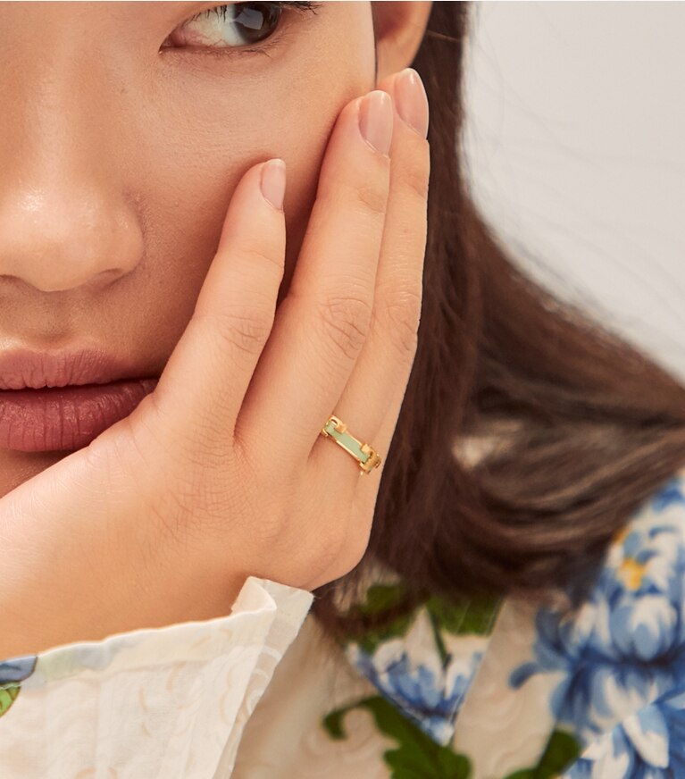 Tory Burch designer bagues Bague empilable émaillée Serif-T dans Tory Gold/Arugula accessoire sur le modèle