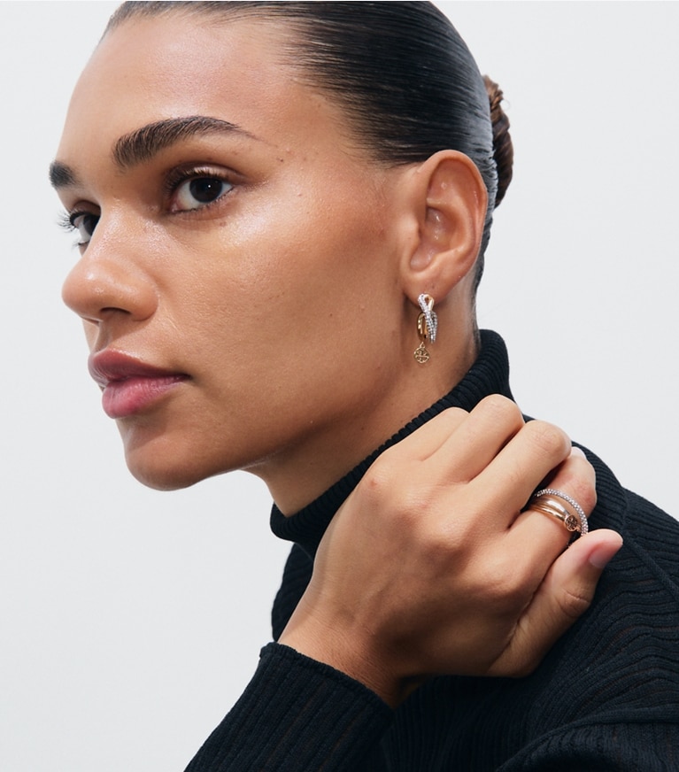 Tory Burch designer bagues Bague triple Icon pavée in Tory Gold / Tory Silver / Crystal accessory on model