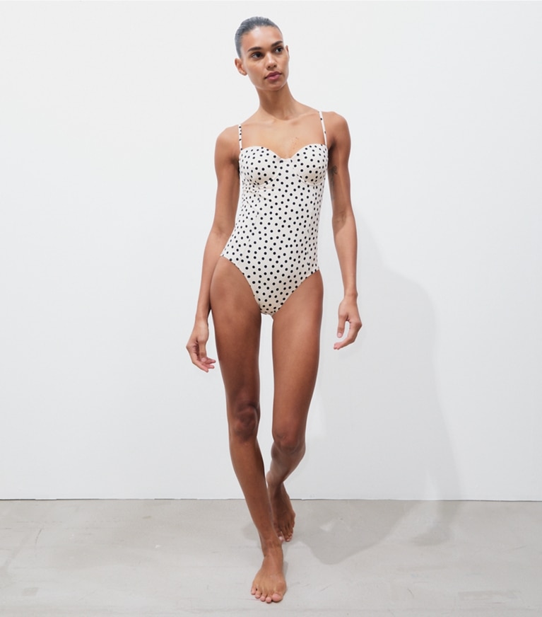 Tory Burch designer badeanzüge Balconette-Badeanzug in Cream Dot modell von vorn