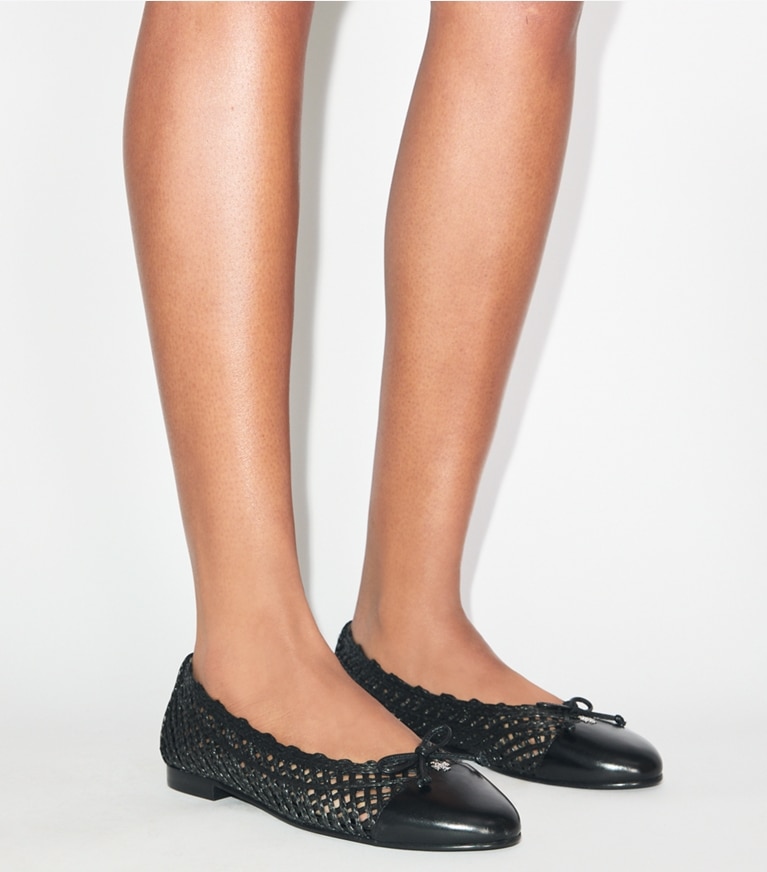 Tory Burch designer mocassini Ballerina con punta a contrasto in BLACK / BLACK accessory on model