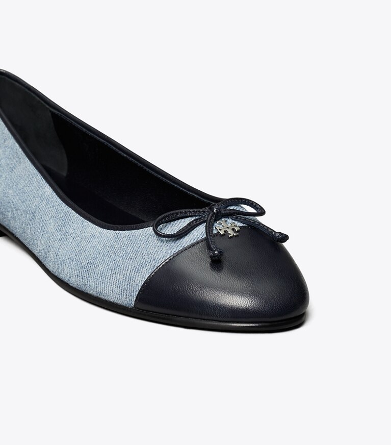 Tory Burch designer mocassini Ballerina con punta a contrasto in BLUE CLOUD / NEW NAVY angle