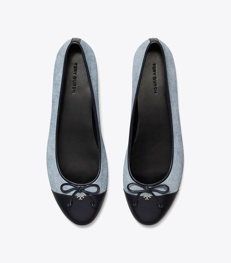 Tory Burch designer mocassini Ballerina con punta a contrasto in BLUE CLOUD / NEW NAVY angle