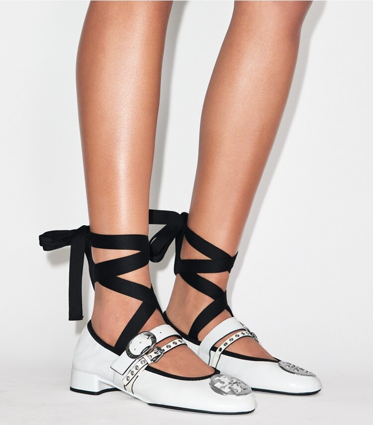 Tory Burch diseñador zapatos planos Ballerina con tacón Reva Punk en CIRRUS CLOUD / SILVER accesorio en modelo