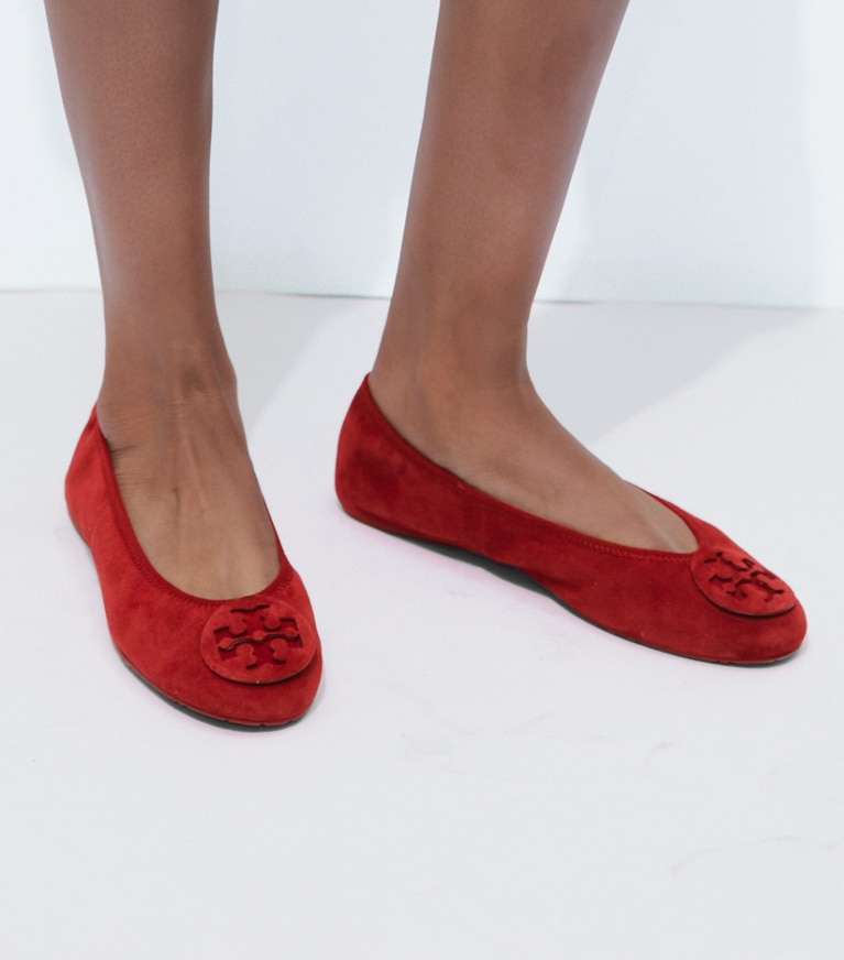 Tory Burch designer mocassini Ballerina da viaggio Reva in TOUCAN RED / TOUCAN RED accessory on model
