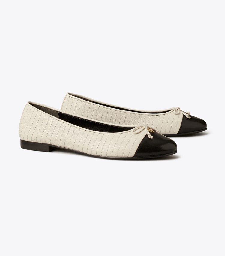 Tory Burch designer mocassini Ballerina matelassé con punta a contrasto in LIGHT CREAM / PERFECT BLACK angle