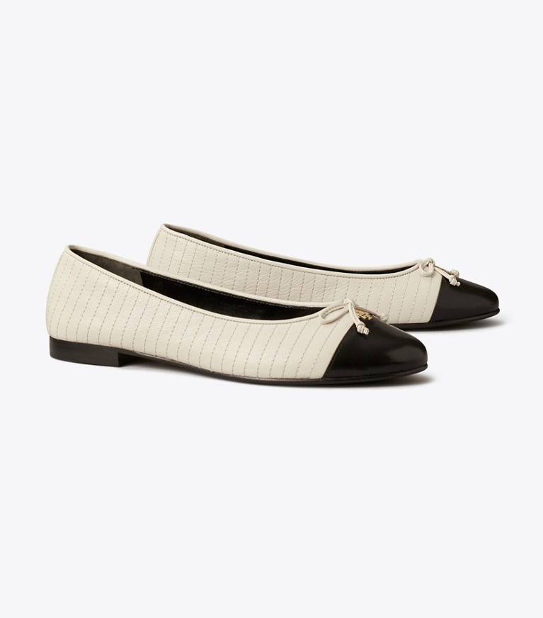 Tory Burch designer mocassini Ballerina matelassé con punta a contrasto in LIGHT CREAM / PERFECT BLACK angle