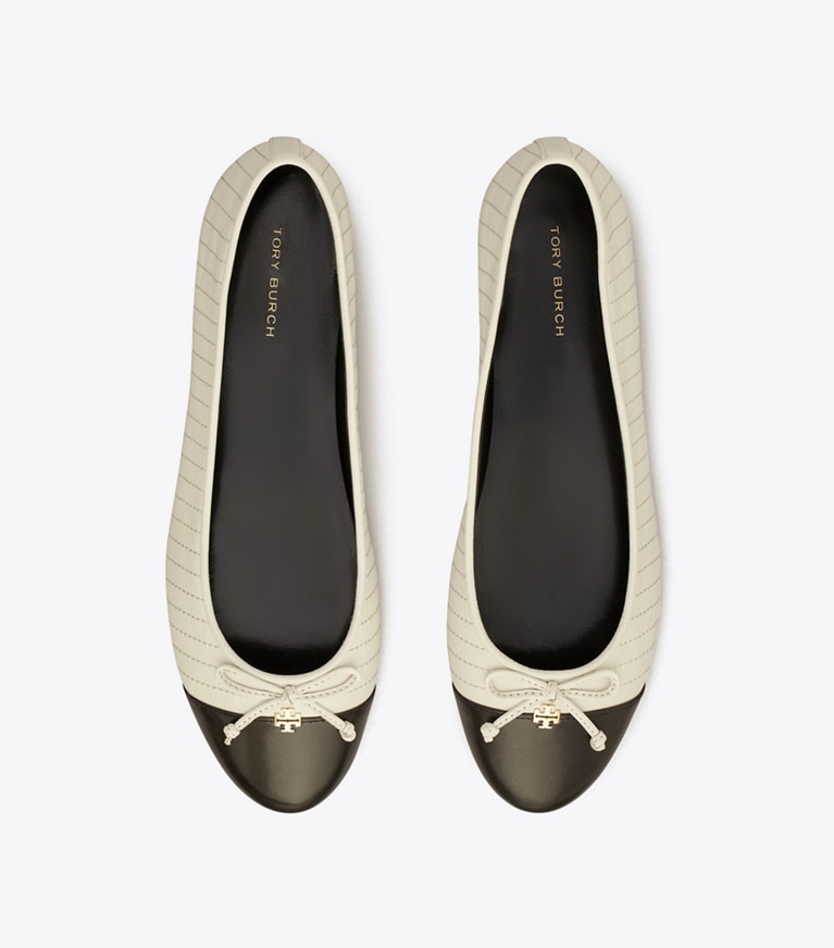 Tory Burch designer mocassini Ballerina matelassé con punta a contrasto in LIGHT CREAM / PERFECT BLACK angle