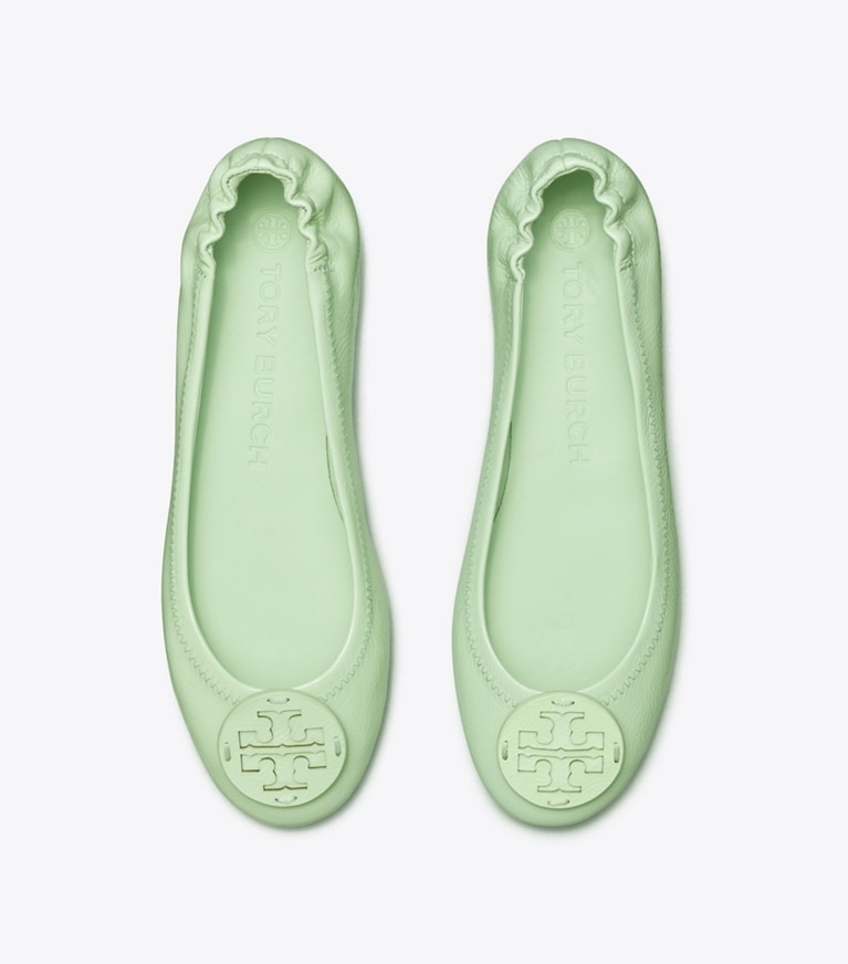 Tory Burch designer mocassini Ballerina Minnie da viaggio in pelle verniciata in MEADOW MIST / MEADOW MIST- PATENT angle