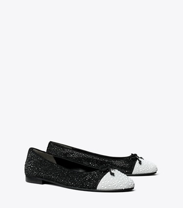 Tory Burch designer loafers Ballerina mit Kristallverzierung an der Zehenkappe in PERFECT BLACK / OPTIC WHITE angle