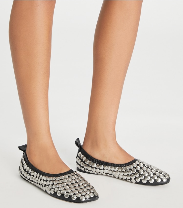 Tory Burch designer loafers Ballerina mit Nieten in PERFECT BLACK accessory on model