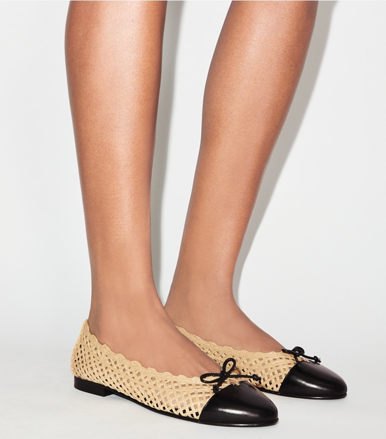 Tory Burch designer loafers Ballerina mit Zehenkappe in NATURAL / BLACK accessory on model