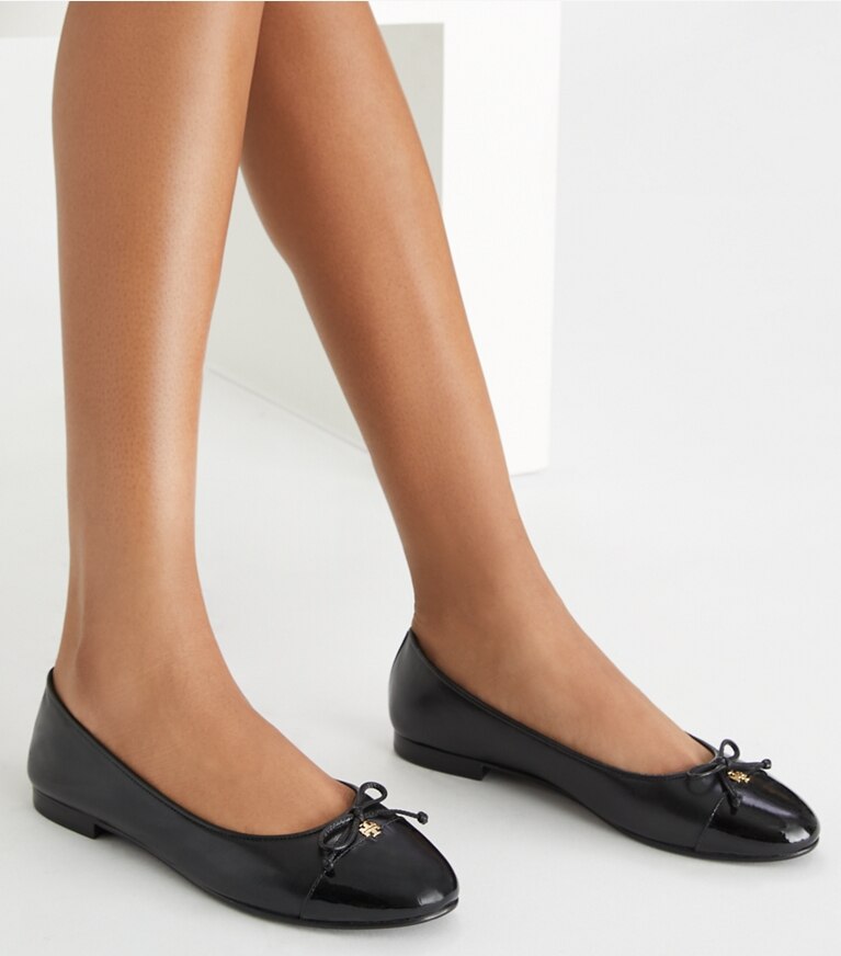 Tory Burch diseñador zapatos planos Ballerinas con puntera en PERFECT BLACK / PERFECT BLACK accesorio en modelo