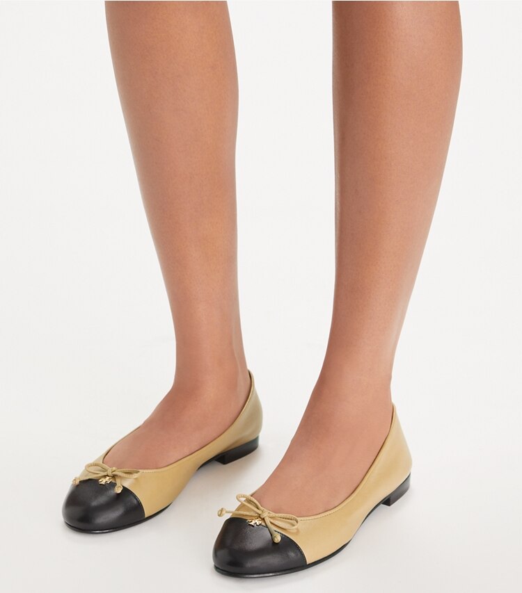 Tory Burch diseñador zapatos planos Ballerinas con puntera en GINGER SHORTBREAD / PERFECT BLACK accesorio en modelo