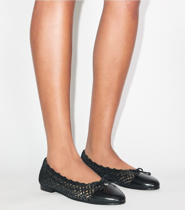 Tory Burch diseñador zapatos planos Ballerinas con puntera en BLACK / BLACK accesorio en modelo