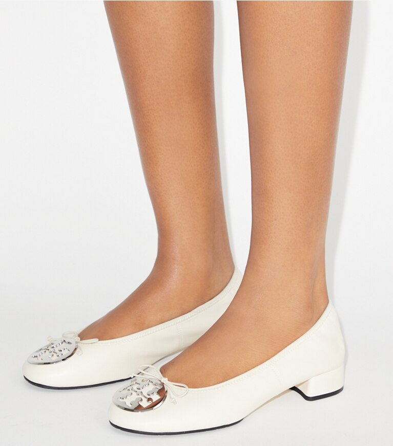 Tory Burch diseñador zapatos planos Ballerinas con tacón Reva en LIGHT CREAM / SILVER accesorio en modelo
