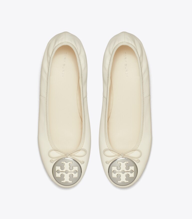 Tory Burch diseñador zapatos planos Ballerinas con tacón Reva en LIGHT CREAM / SILVER vista superior