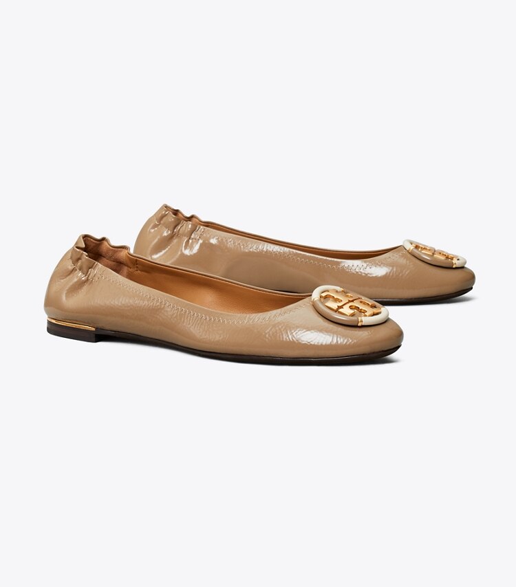 Tory Burch diseñador zapatos planos Ballerinas con varios logotipos en Almond Flour ángulo