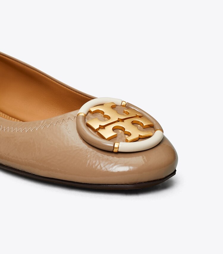 Tory Burch diseñador zapatos planos Ballerinas con varios logotipos en Almond Flour detalle