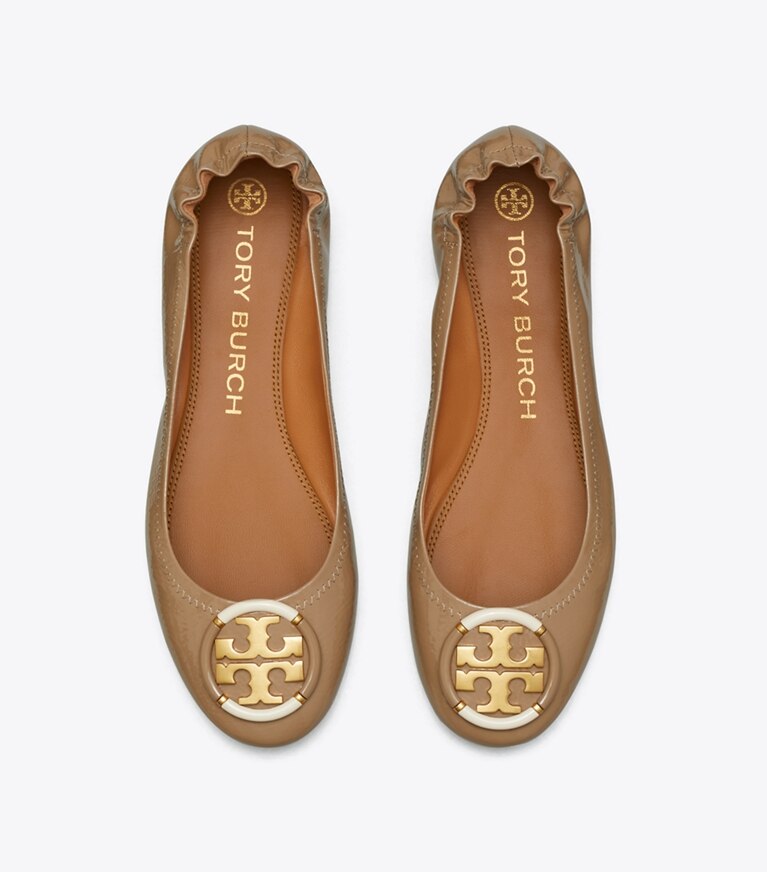 Tory Burch diseñador zapatos planos Ballerinas con varios logotipos en Almond Flour vista superior