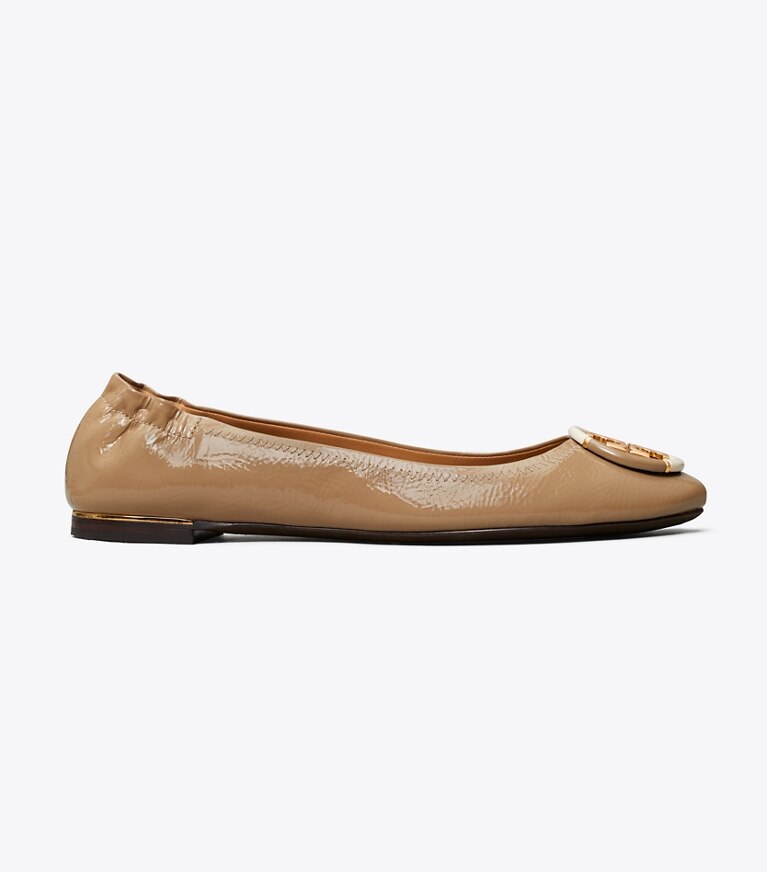 Tory Burch diseñador zapatos planos Ballerinas con varios logotipos en Almond Flour lateral
