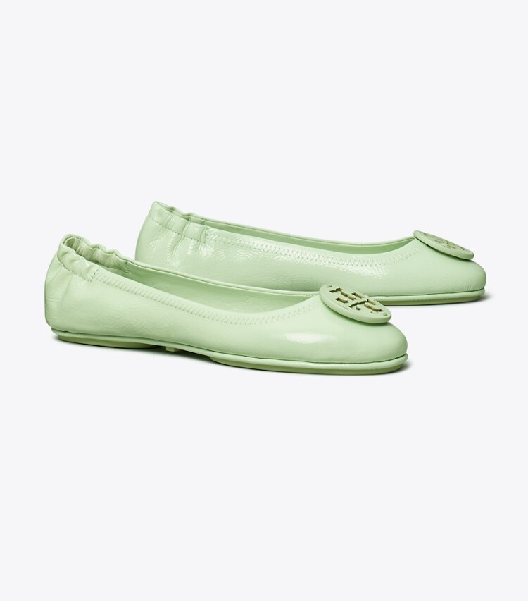 Tory Burch diseñador zapatos planos Ballerinas de viaje Minnie  en MEADOW MIST / MEADOW MIST- PATENT ángulo