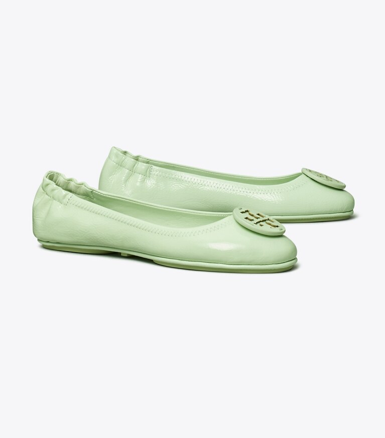 Tory Burch diseñador zapatos planos Ballerinas de viaje Minnie  en MEADOW MIST / MEADOW MIST- PATENT ángulo