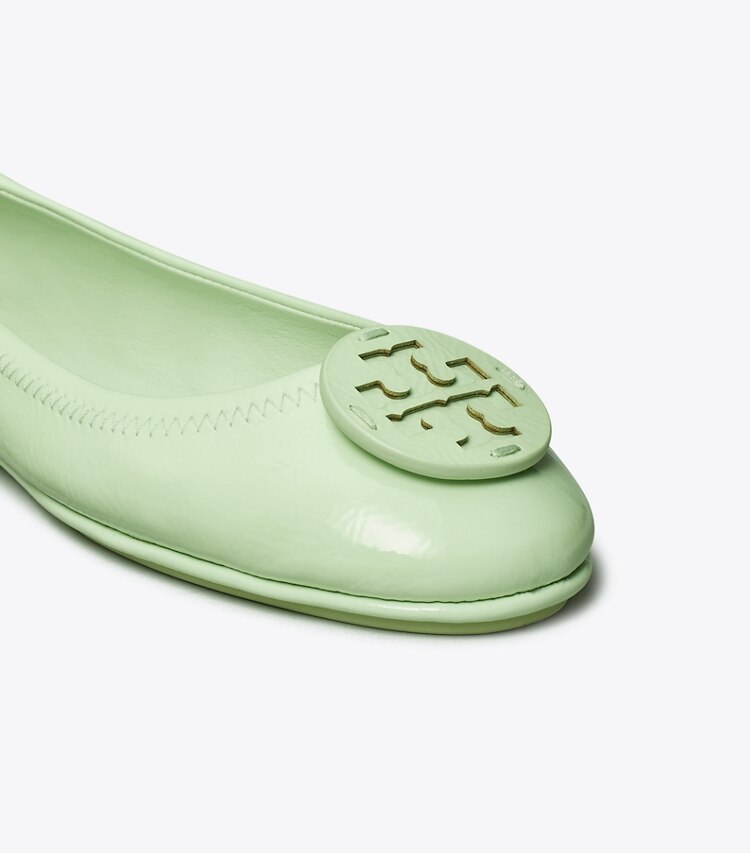 Tory Burch diseñador zapatos planos Ballerinas de viaje Minnie  en MEADOW MIST / MEADOW MIST- PATENT detalle