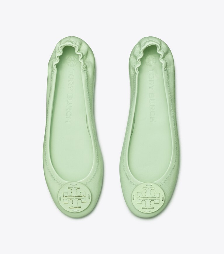 Tory Burch diseñador zapatos planos Ballerinas de viaje Minnie  en MEADOW MIST / MEADOW MIST- PATENT desde arriba