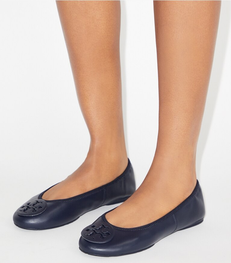 Tory Burch diseñador zapatos planos Ballerinas de viaje Reva en NEW NAVY / NEW NAVY accesorio en modelo