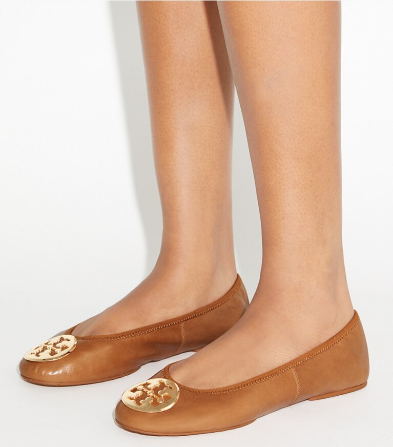 Tory Burch diseñador zapatos planos Ballerinas de viaje Reva en PECAN PRALINE / GOLD accesorio en modelo