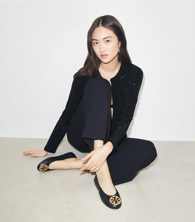 Tory Burch diseñador zapatos planos Ballerinas de viaje Reva en PERFECT BLACK / GOLD accesorio en modelo