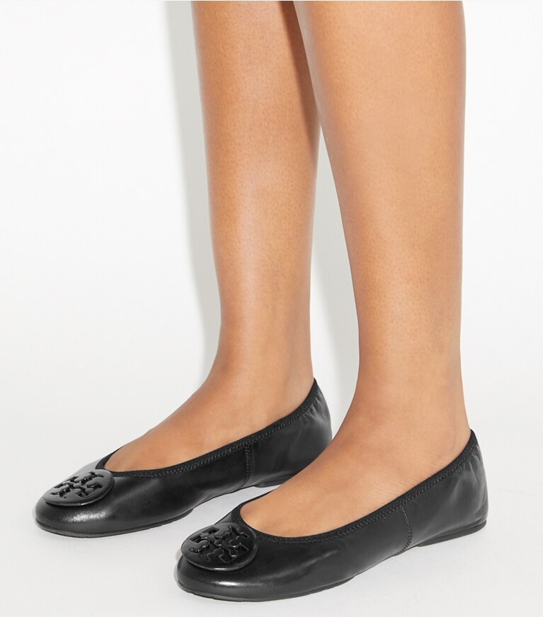 Tory Burch diseñador zapatos planos Ballerinas de viaje Reva en PERFECT BLACK / PERFECT BLACK accesorio en modelo