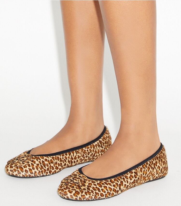 Tory Burch diseñador zapatos planos Ballerinas de viaje Reva en LEOPARD MULTI / LEOPARD MULTI accesorio en modelo