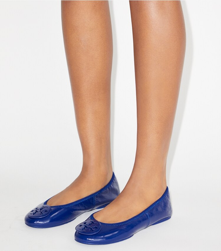 Tory Burch diseñador zapatos planos Ballerinas de viaje Reva en BALLPOINT BLUE / BALLPOINT BLUE accesorio en modelo