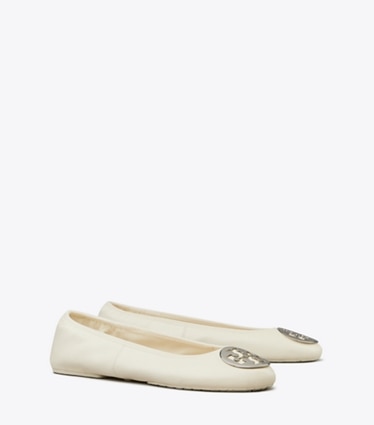 Tory Burch diseñador zapatos planos Ballerinas de viaje Reva en LIGHT CREAM / SILVER ángulo