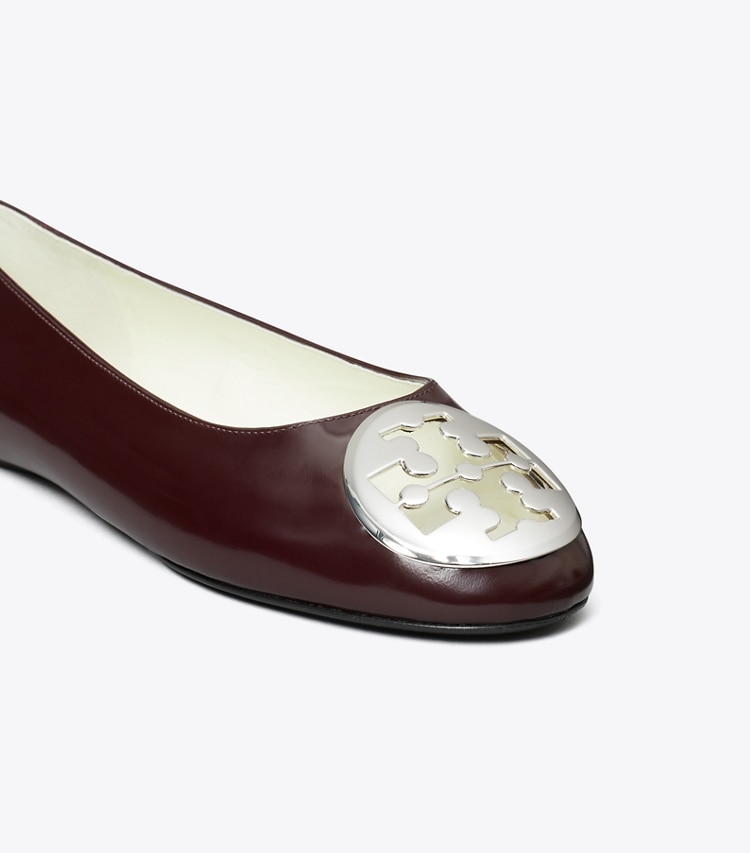 Tory Burch diseñador calzado plano Ballerinas Reva en DARK CARMINE detalle
