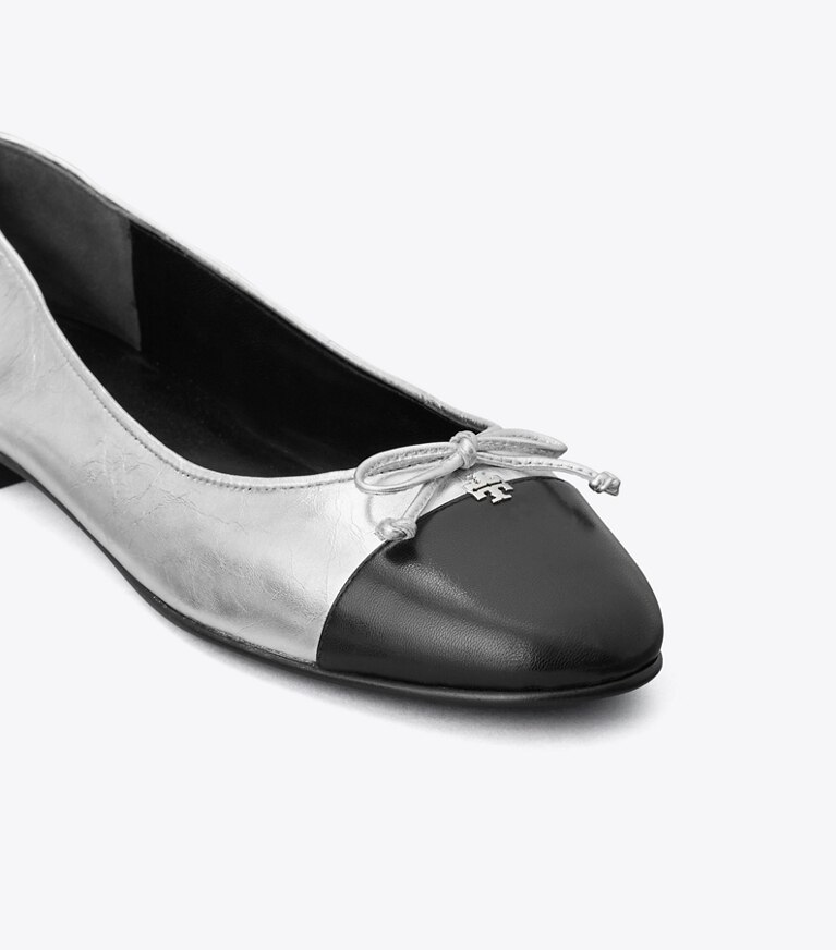 Tory Burch designer mocassins Ballerine à bout contrastant dans SILVER / PERFECT BLACK détails