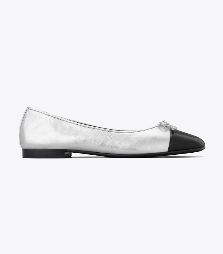 Tory Burch designer mocassins Ballerine à bout contrastant dans SILVER / PERFECT BLACK de côté