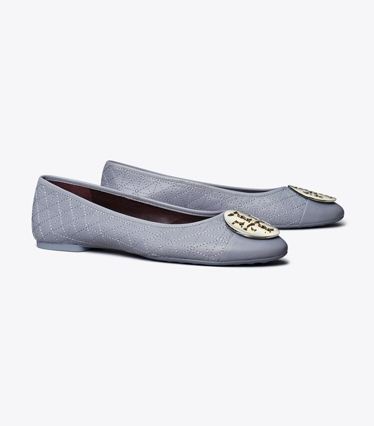 Tory Burch designer mocassins Ballerine Claire matelassée à bout renforcé dans DEW BLUE / GOLD / SILVER angle
