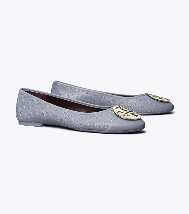 Tory Burch designer mocassins Ballerine Claire matelassée à bout renforcé dans DEW BLUE / GOLD / SILVER angle